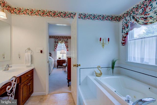 2041 HARROGATE RD, Lancaster, PA 17601