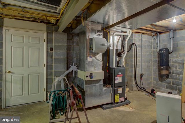 2041 HARROGATE RD, Lancaster, PA 17601