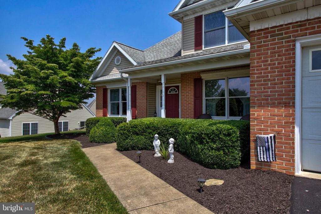 2041 HARROGATE RD, Lancaster, PA 17601