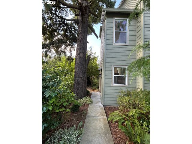 8780 Se FLAVEL St, Portland, OR 97266