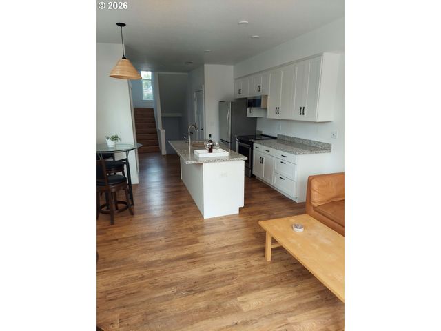 8780 Se FLAVEL St, Portland, OR 97266