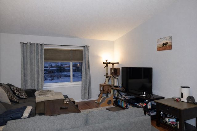 915 25TH AVE NW, Minot, ND 58703