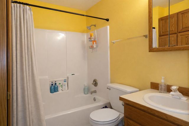 915 25TH AVE NW, Minot, ND 58703