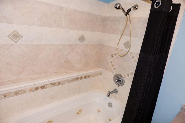 915 25TH AVE NW, Minot, ND 58703