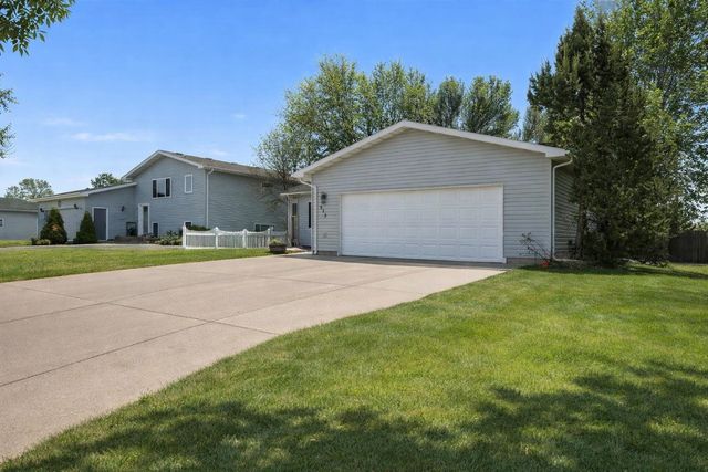 915 25TH AVE NW, Minot, ND 58703
