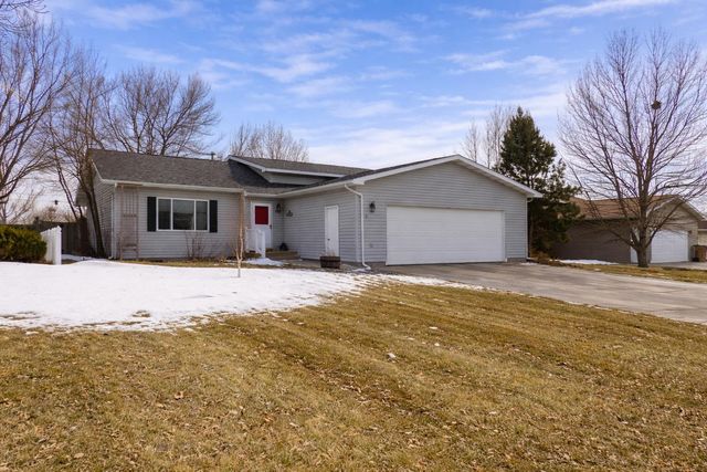 915 25TH AVE NW, Minot, ND 58703