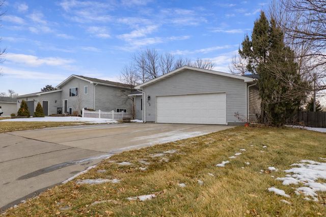 915 25TH AVE NW, Minot, ND 58703