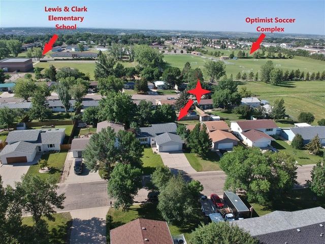 915 25TH AVE NW, Minot, ND 58703