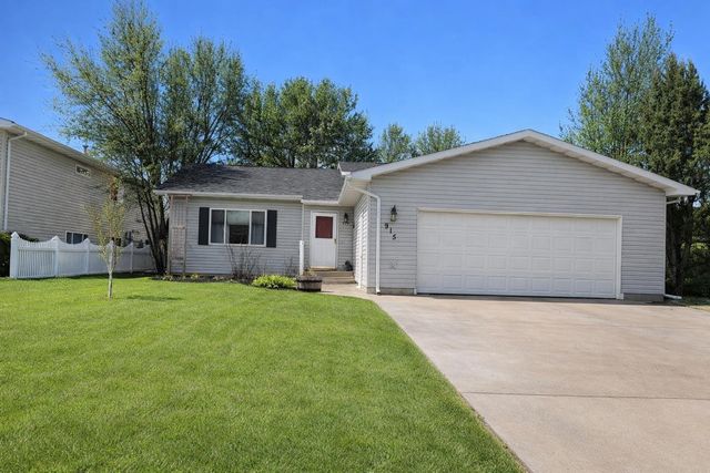 915 25TH AVE NW, Minot, ND 58703