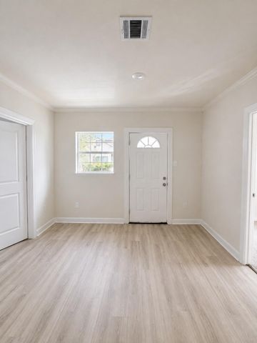 400 W Republic Avenue, Baytown, TX 77520