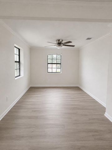 400 W Republic Avenue, Baytown, TX 77520