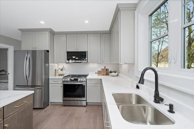 5 Jennifer Drive B, Merrimack, NH 03054