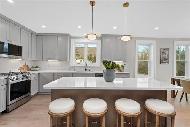 5 Jennifer Drive B, Merrimack, NH 03054