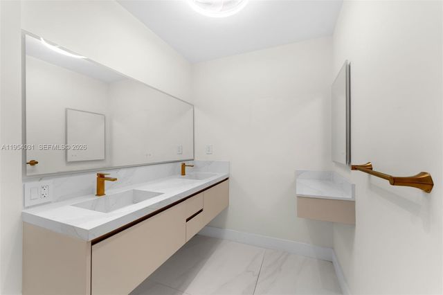 900 Biscayne Blvd 4202, Miami, FL 33132