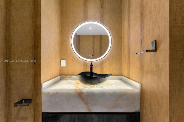 900 Biscayne Blvd 4202, Miami, FL 33132