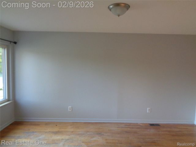 5312 SYRACUSE Street, Dearborn Heights, MI 48125