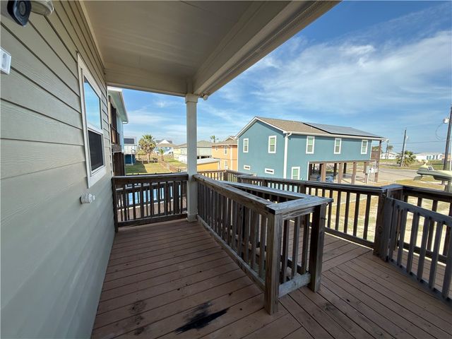 1326 S Live Oak St, Rockport, TX 78382