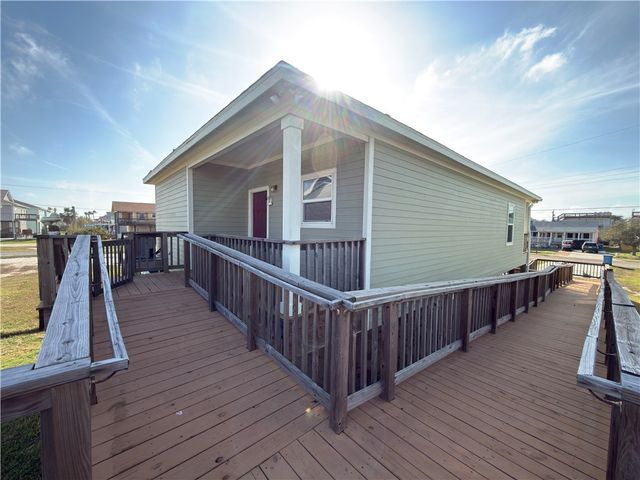 1326 S Live Oak St, Rockport, TX 78382