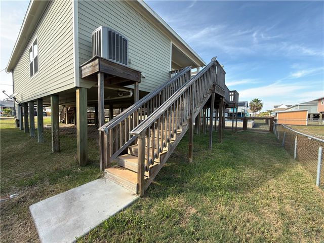 1326 S Live Oak St, Rockport, TX 78382