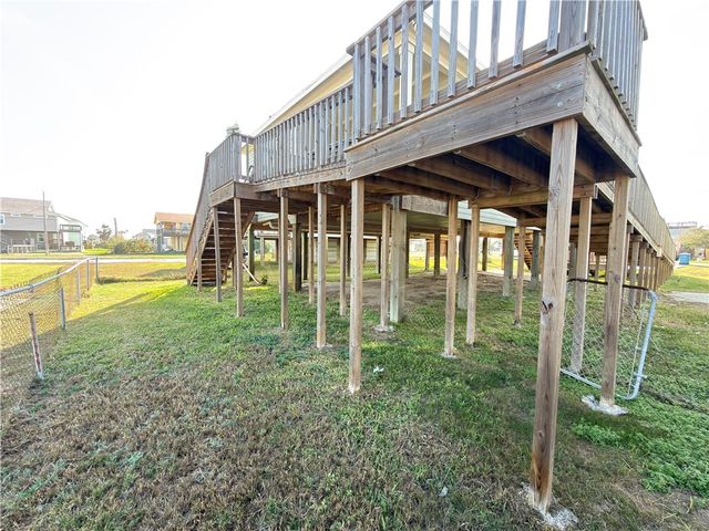 1326 S Live Oak St, Rockport, TX 78382