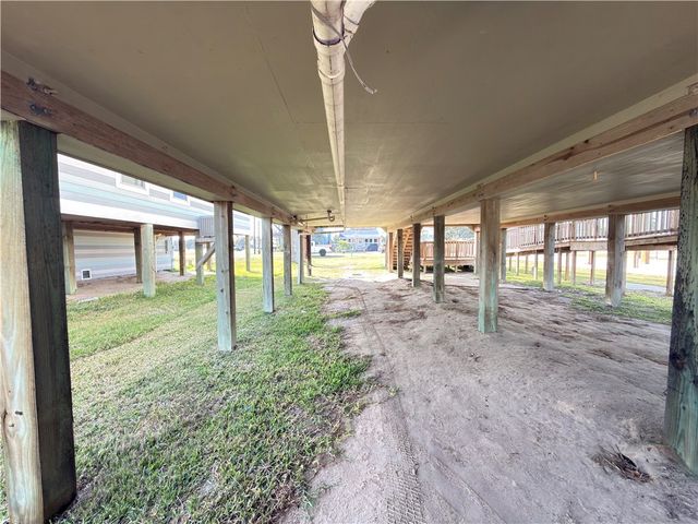 1326 S Live Oak St, Rockport, TX 78382