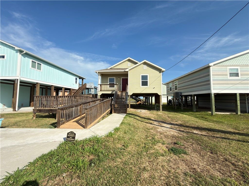 1326 S Live Oak St, Rockport, TX 78382