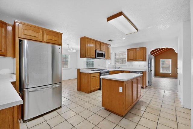 1512 Los Arboles Avenue NW, Albuquerque, NM 87107