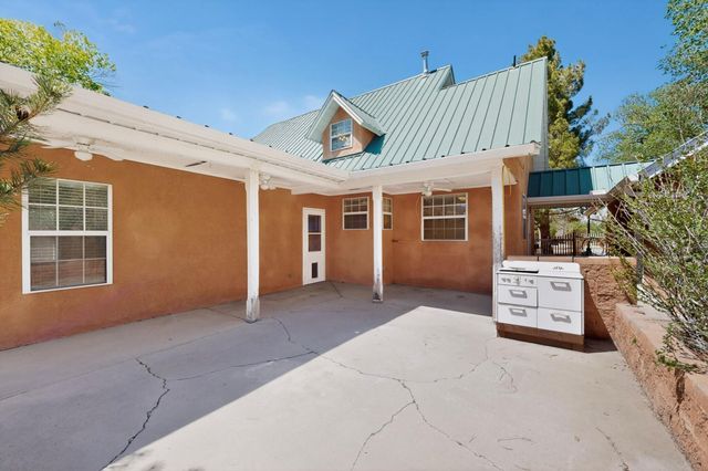 1512 Los Arboles Avenue NW, Albuquerque, NM 87107