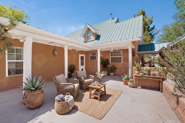 1512 Los Arboles Avenue NW, Albuquerque, NM 87107