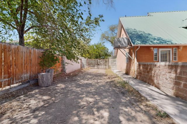 1512 Los Arboles Avenue NW, Albuquerque, NM 87107