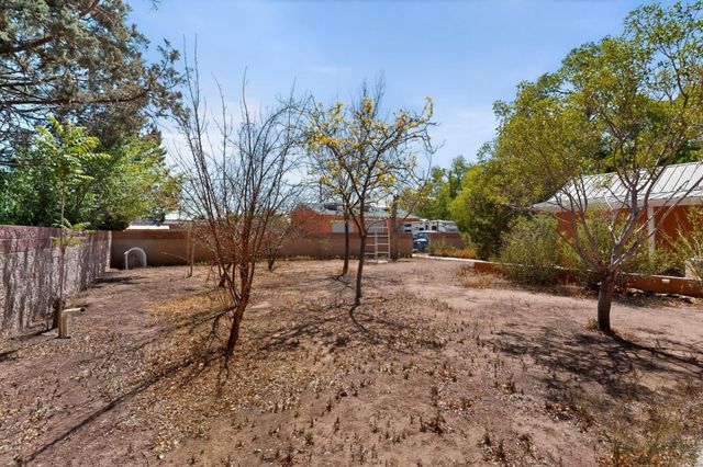 1512 Los Arboles Avenue NW, Albuquerque, NM 87107