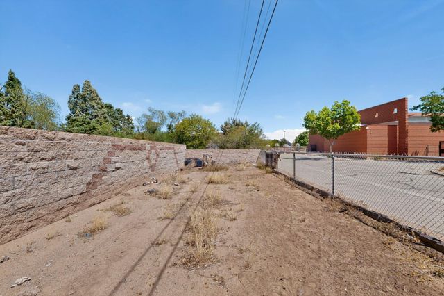 1512 Los Arboles Avenue NW, Albuquerque, NM 87107