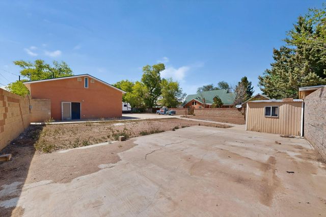 1512 Los Arboles Avenue NW, Albuquerque, NM 87107