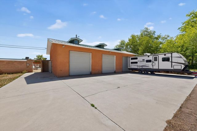 1512 Los Arboles Avenue NW, Albuquerque, NM 87107