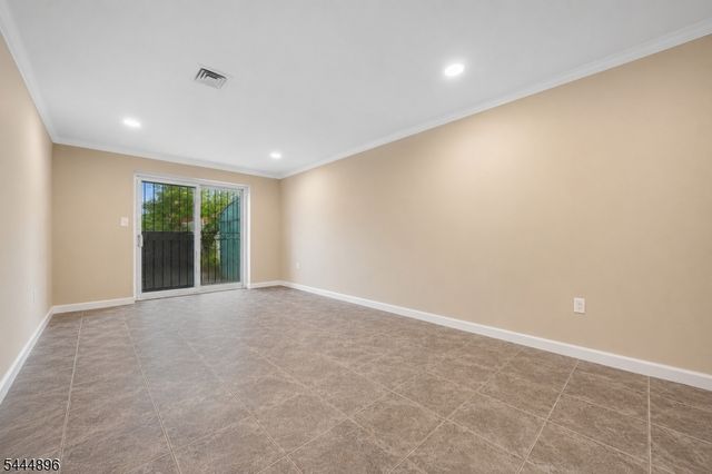 18 E 37Th St, Paterson City, NJ 07514