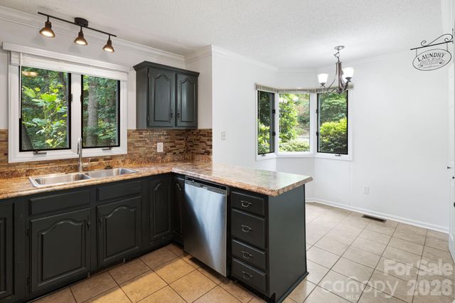 305 Piney Mountain Drive J2, Asheville, NC 28805