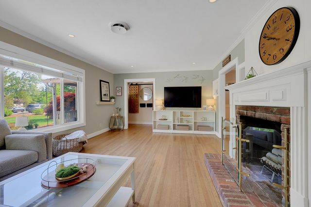 1411 Las Salinas Way, Sacramento, CA 95864