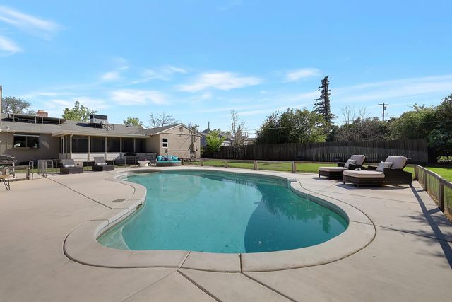 1411 Las Salinas Way, Sacramento, CA 95864