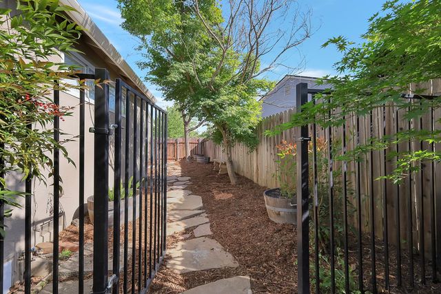 1411 Las Salinas Way, Sacramento, CA 95864