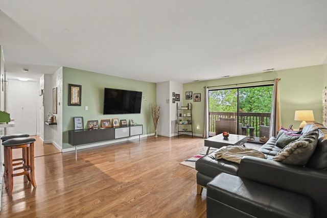 120 Lakeview Drive 519, Bloomingdale, IL 60108