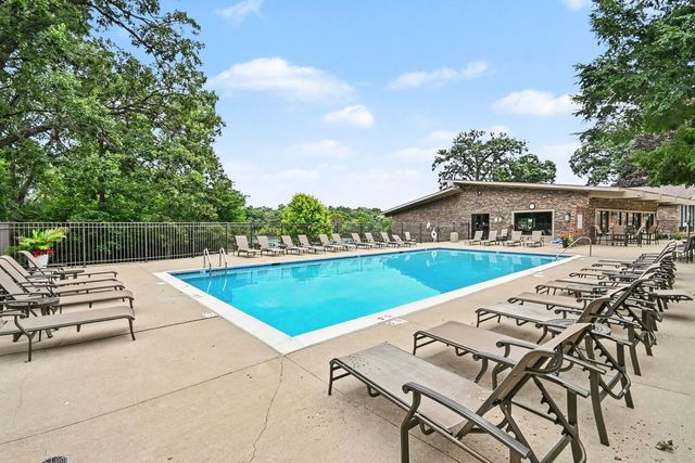 120 Lakeview Drive 519, Bloomingdale, IL 60108