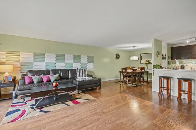 120 Lakeview Drive 519, Bloomingdale, IL 60108