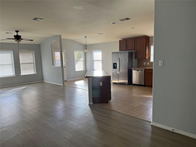 214 Foxglove DR, Hutto, TX 78634