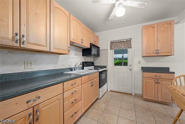 16 Dawn Flower CIR, Lehigh Acres, FL 33936