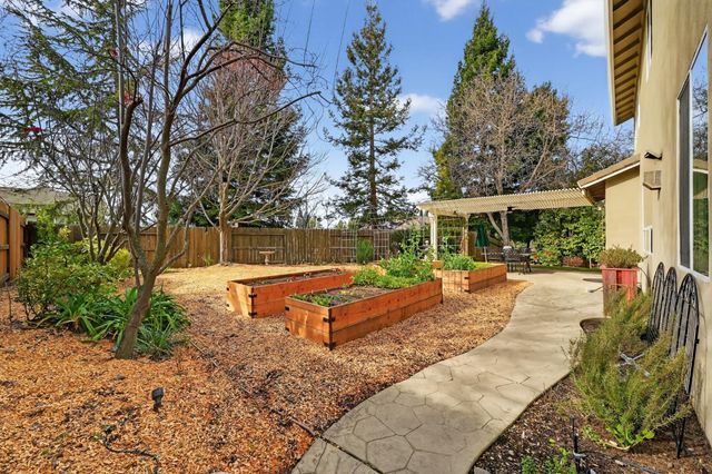 2045 Grayhorse Dr, Auburn, CA 95603