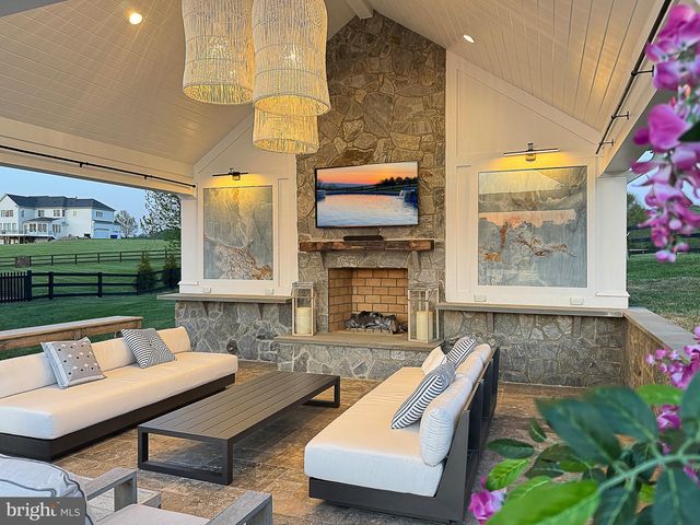 15097 BARLOW DR, Waterford, VA 20197