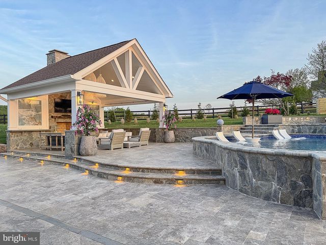 15097 BARLOW DR, Waterford, VA 20197