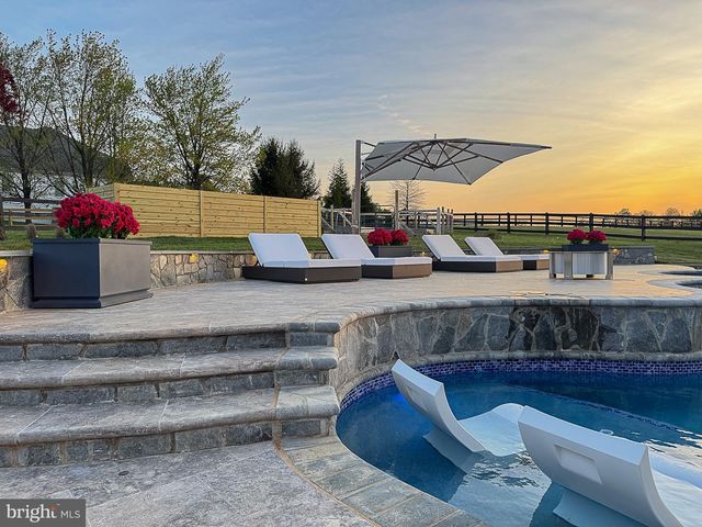 15097 BARLOW DR, Waterford, VA 20197