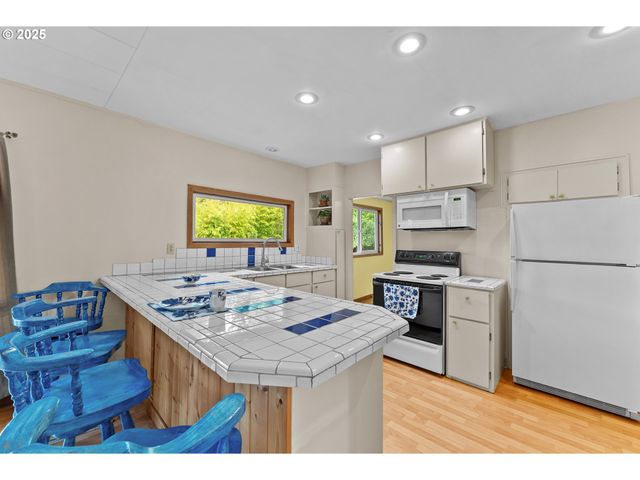 726 Pacific Ave, Brookings, OR 97415