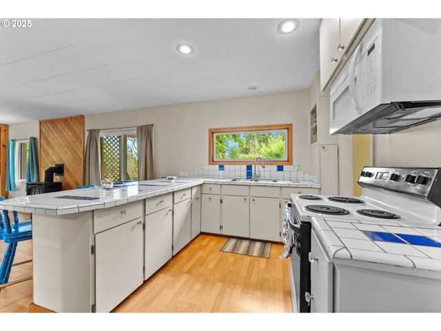 726 Pacific Ave, Brookings, OR 97415